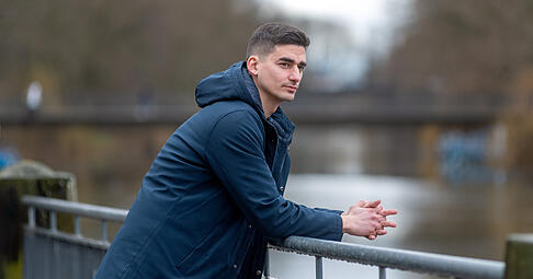 &bdquo;Ich w&uuml;rde mich nicht unbedingt als Au&szlig;enseiter bezeichnen, wobei ich schon immer dieses Beobachtende hatte": Cihan Acar in Heilbronn am Neckar. Am Fluss in der fiktiven Stadt Steinheim spielt auch sein neuer Roman "Casino".