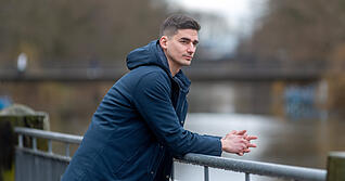 &bdquo;Ich w&uuml;rde mich nicht unbedingt als Au&szlig;enseiter bezeichnen, wobei ich schon immer dieses Beobachtende hatte": Cihan Acar in Heilbronn am Neckar. Am Fluss in der fiktiven Stadt Steinheim spielt auch sein neuer Roman "Casino".