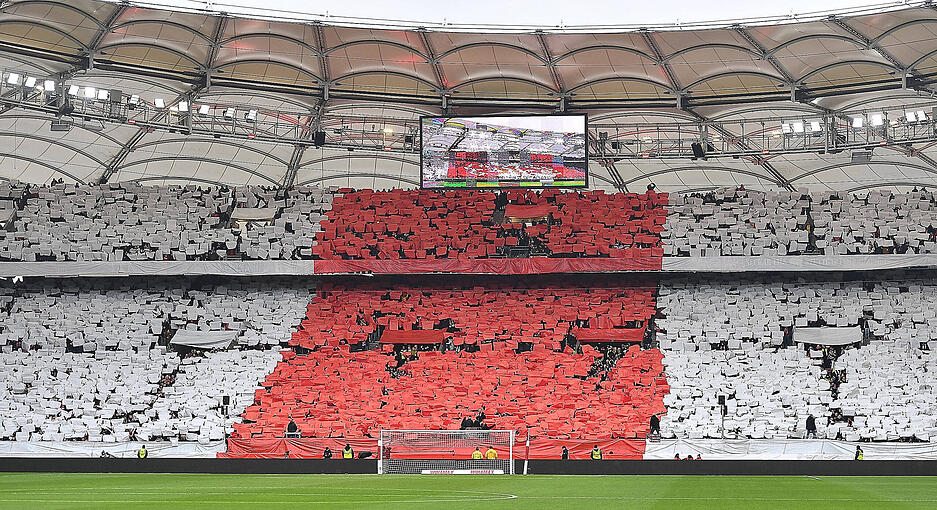 Die Farben Rot und Weiß dominierten das Innere der MHP-Arena des VfB-Stuttgart wurde vor dem Spiel am Samstag, 15. Februar, gegen den VfL Wolfsburg.