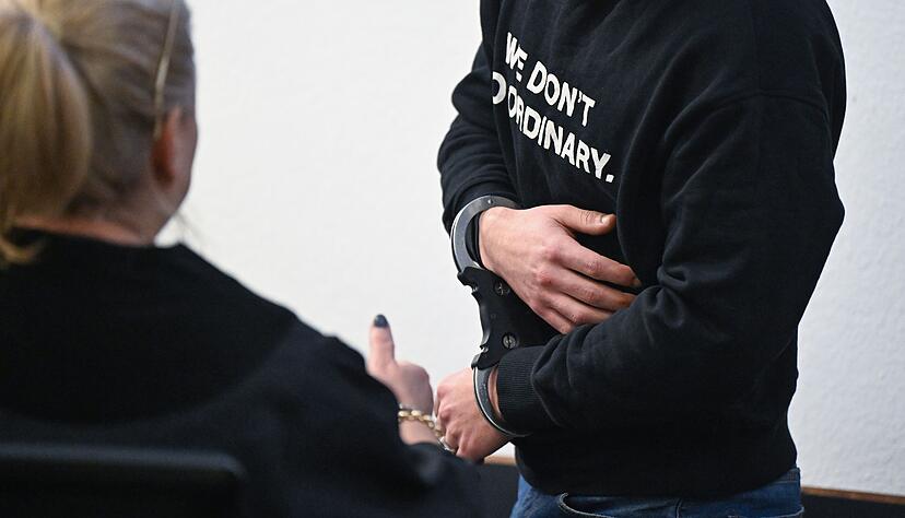 Einer der drei Angeklagten sorgte zum Prozessauftakt mit der Aufschrift «We don't do ordinary» auf seinem Pullover für Aufsehen. (Archivbild)