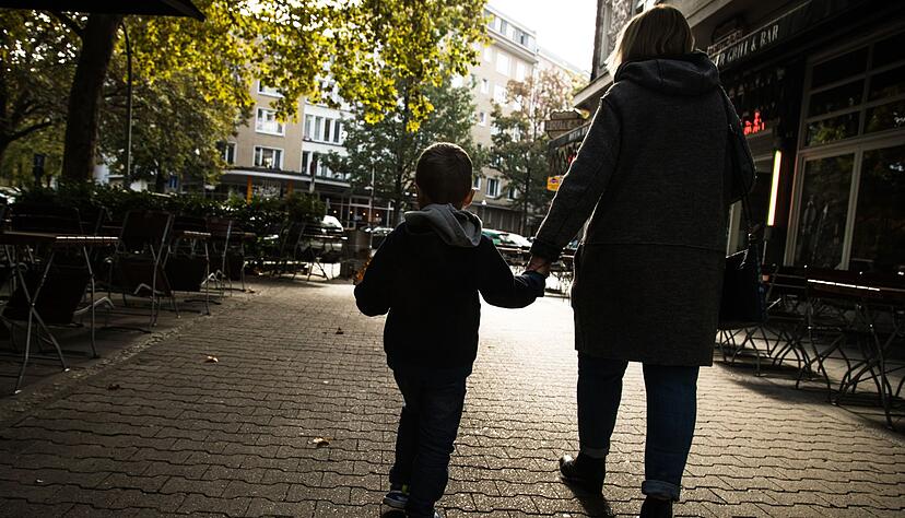 Kindeswohl im Mittelpunkt: Nach einer Trennung entscheidet oft das Gericht, bei welchem Elternteil die Kinder dauerhaft leben werden. Kindeswohl im Mittelpunkt: Nach einer Trennung entscheidet oft das Gericht, bei welchem Elternteil die Kinder dauerhaft leben werden.