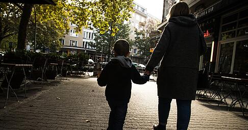 Kindeswohl im Mittelpunkt: Nach einer Trennung entscheidet oft das Gericht, bei welchem Elternteil die Kinder dauerhaft leben werden. Kindeswohl im Mittelpunkt: Nach einer Trennung entscheidet oft das Gericht, bei welchem Elternteil die Kinder dauerhaft leben werden.