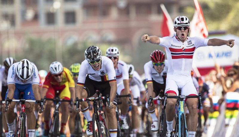 Pascal Ackermann (M.) verpasste knapp den Sieg. Foto: Oliver Weiken