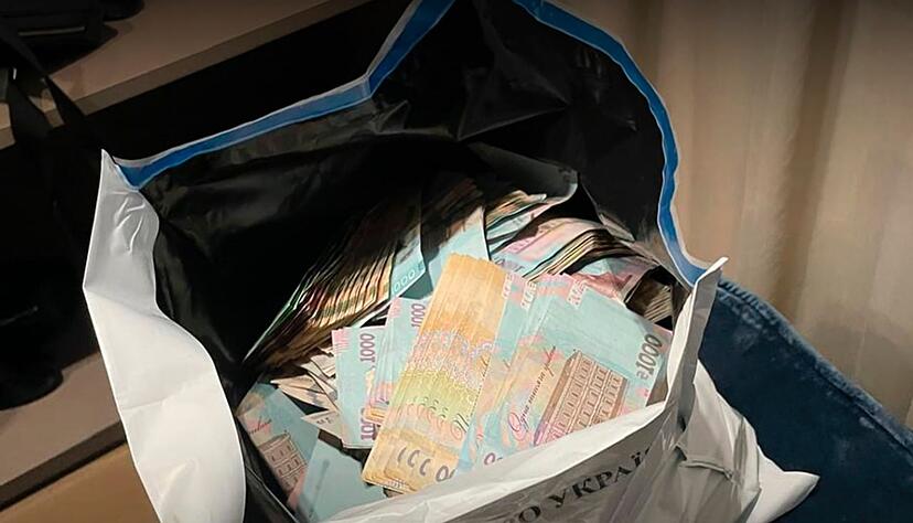 Bei Schmiergeldzahlungen werden in der Ukraine nach Erkenntnissen von Korruptionsj&auml;gern Taschen voll mit Bargeld &uuml;bergeben.