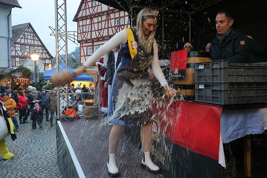 Bierkönigin Linda sticht das Freibier an ... Bierkönigin Linda sticht das Freibier an ...