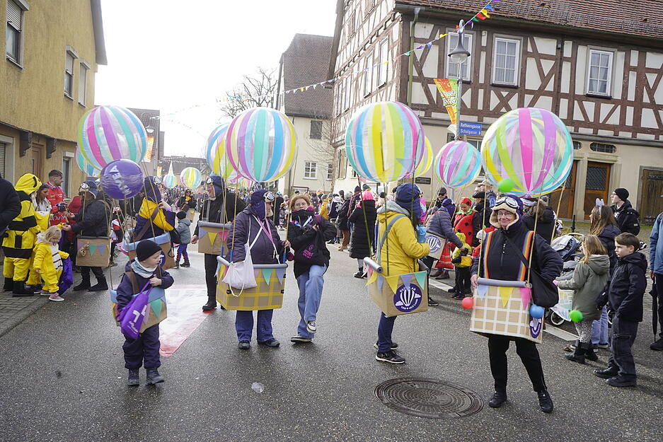 Hoch hinaus hie&szlig; es bei der Frauengymnastik Niederhofen. Die Gruppe vom TSV war als Hei&szlig;luftballons verkleidet.
