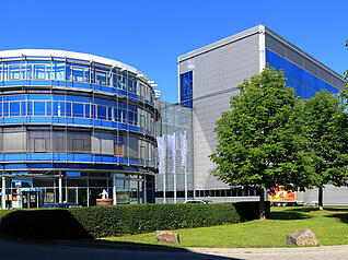 Zusammengestellt von Archiv und Dokumentation der Heilbronner Stimme - Seit September 1995 ist das Druckhaus der Heilbronner Stimme ein markanter Blickfang im Industriegebiet. Im Mittelpunkt des Stimme-Druck-und Versandzentrums steht der verglaste Rundbau. Rechts davon schlie&szlig;t sich der Rotationshochbau an.