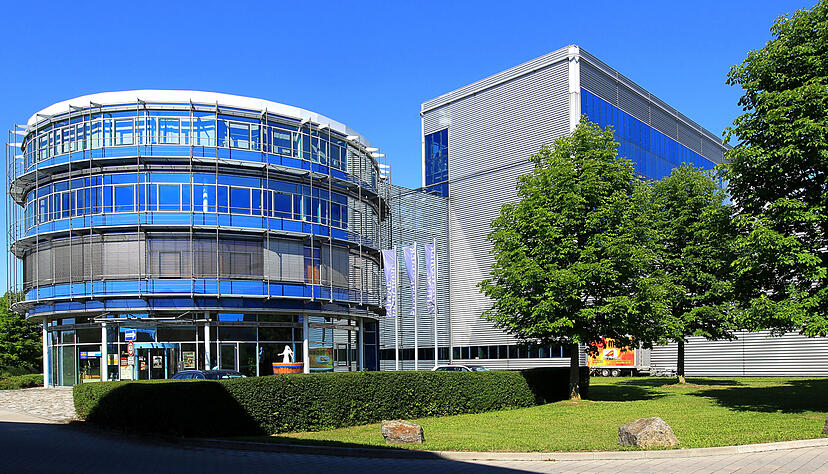 Zusammengestellt von Archiv und Dokumentation der Heilbronner Stimme
Seit September 1995 ist das Druckhaus der Heilbronner Stimme ein markanter Blickfang im Industriegebiet. Im Mittelpunkt des Stimme-Druck-und Versandzentrums steht der verglaste Rundbau. Rechts davon schließt sich der Rotationshochbau an. Zusammengestellt von Archiv und Dokumentation der Heilbronner Stimme
Seit September 1995 ist das Druckhaus der Heilbronner Stimme ein markanter Blickfang im Industriegebiet. Im Mittelpunkt des Stimme-Druck-und Versandzentrums steht der verglaste Rundbau. Rechts davon schließt sich der Rotationshochbau an.