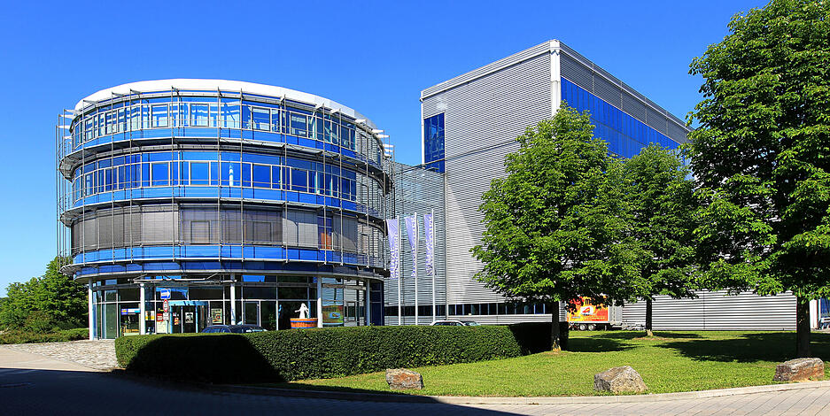 Zusammengestellt von Archiv und Dokumentation der Heilbronner Stimme 
Seit September 1995 ist das Druckhaus der Heilbronner Stimme ein markanter Blickfang im Industriegebiet. Im Mittelpunkt des Stimme-Druck-und Versandzentrums steht der verglaste Rundbau. Rechts davon schlie&szlig;t sich der Rotationshochbau an.