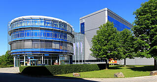 Zusammengestellt von Archiv und Dokumentation der Heilbronner Stimme - Seit September 1995 ist das Druckhaus der Heilbronner Stimme ein markanter Blickfang im Industriegebiet. Im Mittelpunkt des Stimme-Druck-und Versandzentrums steht der verglaste Rundbau. Rechts davon schlie&szlig;t sich der Rotationshochbau an.