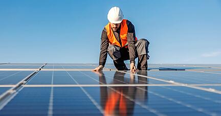 Die Investition für den Bau ist bald wieder drin: Solaranlagen sind mittlerweile unter diversen Kraftwerk-Typen die kostengünstigste Form der Stromerzeugung.
Foto: Petkovic