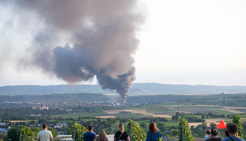 Blick vom Haigern auf den großen Brand in Lauffen. Die Feuerwehr rückt mit einem Großaufgebot aus.