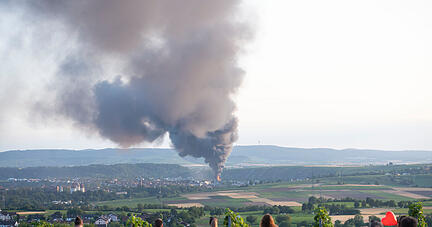 Blick vom Haigern auf den großen Brand in Lauffen. Die Feuerwehr rückt mit einem Großaufgebot aus.