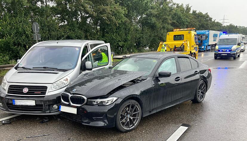 Auf der A81 Richtung Stuttgart hat sich ein Unfall ereignet. Auf der A81 Richtung Stuttgart hat sich ein Unfall ereignet.