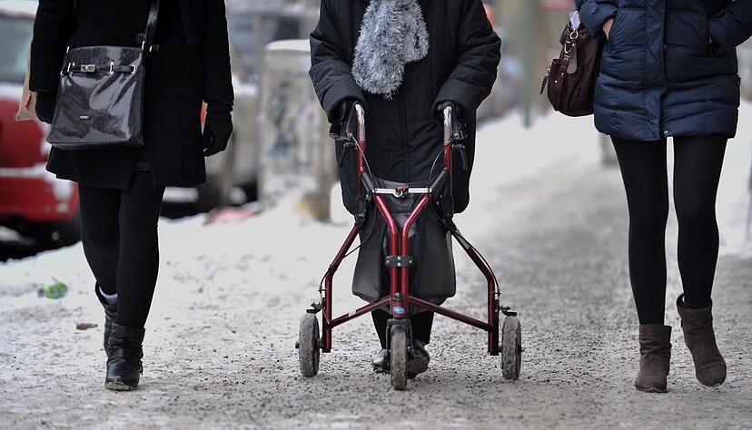 Mehr Profiltiefe bei Rollatorrädern und Schuhsohlen sorgen für besseren Halt auf glatten Wegen. Mehr Profiltiefe bei Rollatorrädern und Schuhsohlen sorgen für besseren Halt auf glatten Wegen.