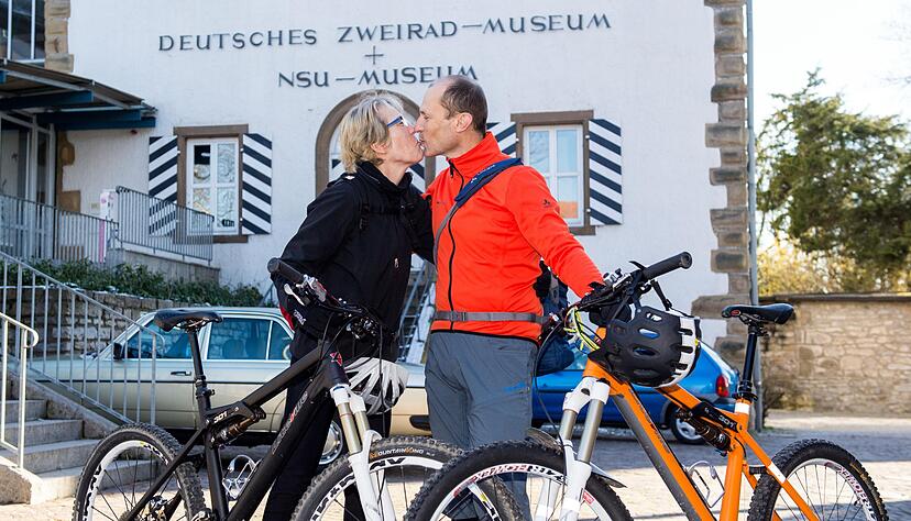Regine und Matthias Fahr haben sich beim Radclub Pfeil Neckarsulm kennengelernt. Im Deutschen Zweirad- und NSU-Museum wurden sie getraut. Foto: Mario Berger