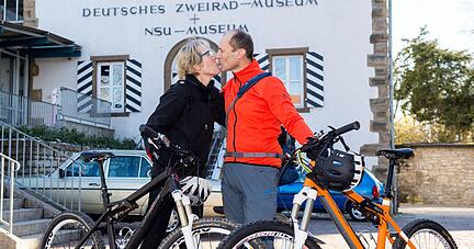 Regine und Matthias Fahr haben sich beim Radclub Pfeil Neckarsulm kennengelernt. Im Deutschen Zweirad- und NSU-Museum wurden sie getraut. Foto: Mario Berger
