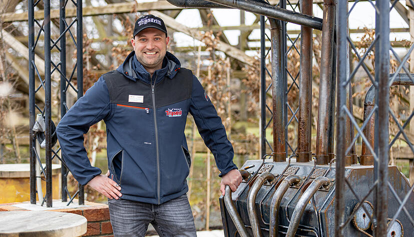 Parkleiter Alexander Portmann hat auch als Nichtraucher Freude am Themenpark-typischen Design des neuen Raucherpavillons, genannt „Dampfgarage“.