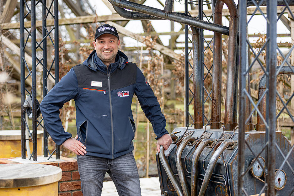 Parkleiter Alexander Portmann hat auch als Nichtraucher Freude am Themenpark-typischen Design des neuen Raucherpavillons, genannt „Dampfgarage“.