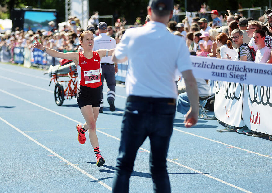 Isabel Leibfried gewann den 10 Km-Lauf beim Trollinger-Marathon 2025 in Heilbronn. Isabel Leibfried gewann den 10 Km-Lauf beim Trollinger-Marathon 2025 in Heilbronn.