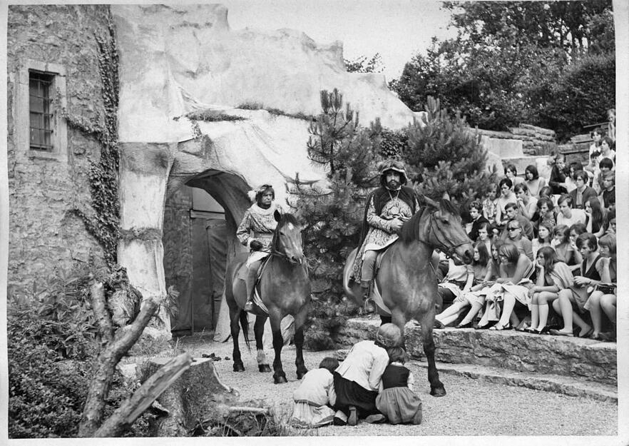 An sieben Wochenenden  1969 zielt  Karl Rupp alias Wilhelm Tell in der 12. Freilichtsaison in Neuenstadt mit seiner schweren Armbrust auf den Apfel.