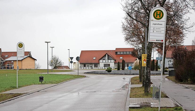 An der Bushaltestelle "Jugendhaus"gibt es weiterhin keinen Unterstand. Eine Verlegung der Haltestelle in den Kreisverkehr wurde auch verworfen.
Foto: Tamara Ludwig