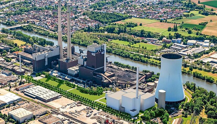 Das neue Gaskraftwerk soll neben dem Kühlturm des Heilbronner Kohlekraftwerks errichtet werden.  Illustration: EnBW