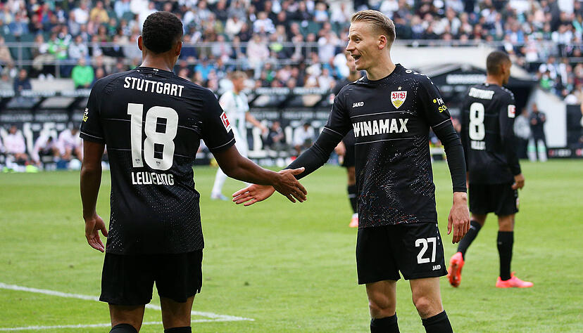Chris Führich (r.) lobt Jamie Leweling. Der Positionskampf beim VfB Stuttgart wirkt sich nicht negativ auf die Stimmung aus. Chris Führich (r.) lobt Jamie Leweling. Der Positionskampf beim VfB Stuttgart wirkt sich nicht negativ auf die Stimmung aus.