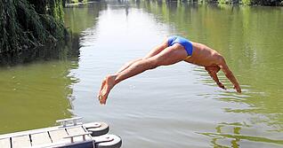 Ab in den Neckar: In der Vergangenheit hat es schon viele Schwimmer in den Neckar gezogen, wie hier bei der Kaffeebucht. Experten raten davon aber ab.