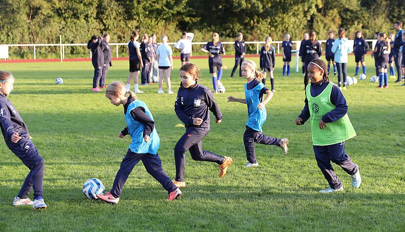 Auf dem Sportplatz in Weinsberg ist viel los. Auch montags und mittwochs, wenn die Mädchen der E-, D- und C-Juniorinnen trainieren.