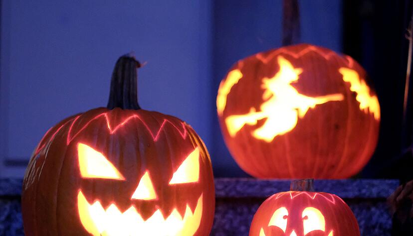 Gruselige K&uuml;rbisse schm&uuml;cken derzeit so manchen Hauseingang.