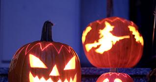 Gruselige Kürbisse schmücken derzeit so manchen Hauseingang.