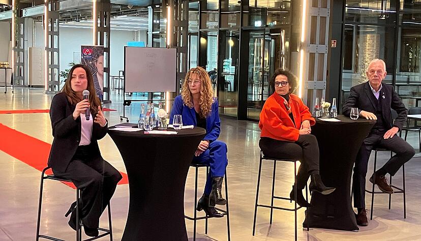 Kathrin Czichowsky (von links), Margareta J&auml;ger, B&auml;rbel Renner und Harry Mergel diskutieren bei den F&uuml;hrungsfrauen &uuml;ber KI und Menschlichkeit.