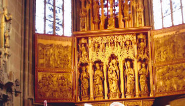 Der erfahrene Kirchenf&uuml;hrer Karl-G&uuml;nther Weeber hat den Wiederaufbau des Gotteshauses nach Kriegsende begleitet. Besuchern erkl&auml;rt der 76-J&auml;hrige gerne Kunsthistorisches.Foto: Archiv/Kempf