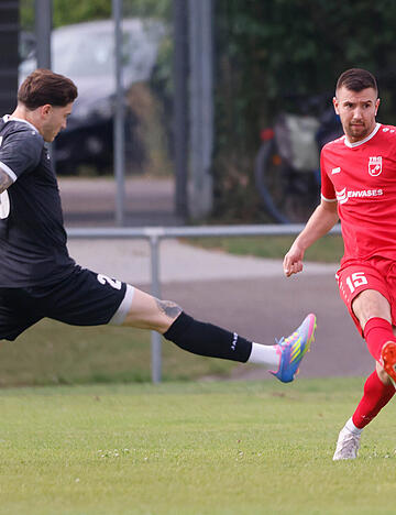 Kapit&auml;n Yannick Jankowski (rechts) hat sich fr&uuml;h entschieden, bei der TSG &Ouml;hringen zu bleiben.