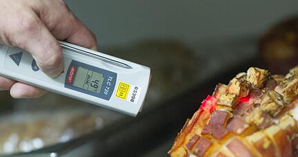 Laut der Verbraucherorganisation Foodwatch fällt etwa jede dritte vorgeschriebene Lebensmittelkontrolle in Deutschland aus.
