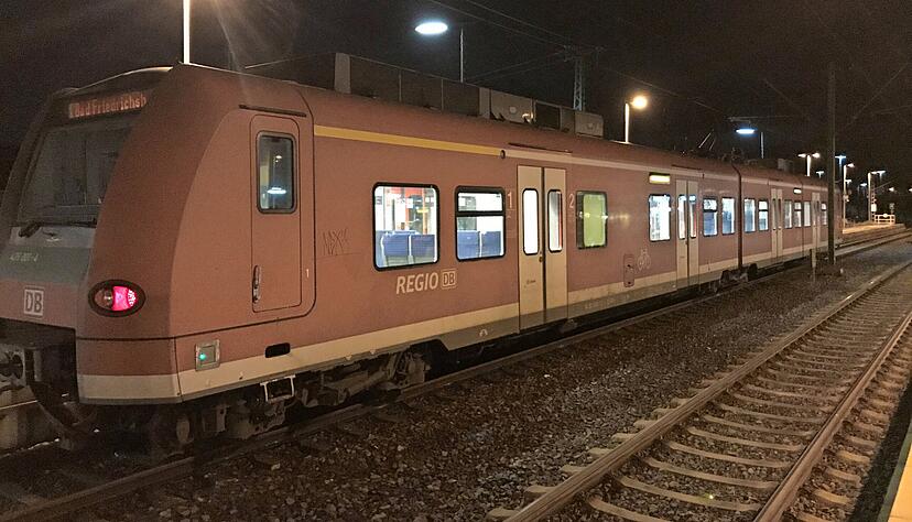 Die leere RB 18 am Freitagmorgen in Bad Friedrichshall: Hier standen Passagiere zuvor dicht gedrängt. Engpässe sind laut Ministerium nur vorübergehend. Foto: Hettich