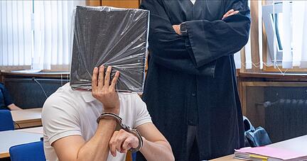 Am zweiten Verhandlungstag legte der ehemalige Heilbronner Justizvollzugsbeamte ein umfassendes Geständnis ab. Die Staatsanwaltschaft wirft ihm unter anderem Drogenschmuggel ins Gefängnis vor. Am zweiten Verhandlungstag legte der ehemalige Heilbronner Justizvollzugsbeamte ein umfassendes Geständnis ab. Die Staatsanwaltschaft wirft ihm unter anderem Drogenschmuggel ins Gefängnis vor.