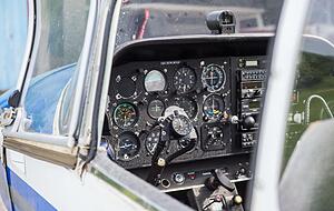 Blick ins Cockpit: Um ein Motorflugzeug zu steuern, braucht man einen Luftfahrerschein. Foto: Mario Berger