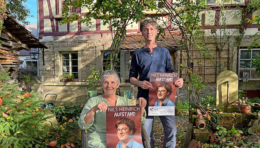 Die beiden Kukuk-Aktiven Christa Seiter und Hans-Henning Christofel freuen sich schon auf den Abend mit dem deutschen Kabarettisten Nils Heinrich am 14. Oktober in der Stebbacher Festhalle. Tickets gibt es noch gen&uuml;gend. 
Foto: Ulrike Plapp-Schirmer