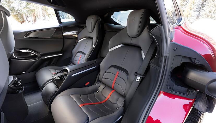 Die zwei Einzelsitze in der hinteren Reihe des Ferrari Purosangue sind zwar sehr bequem, bietet aber eben auch nur für zwei Personen Platz.