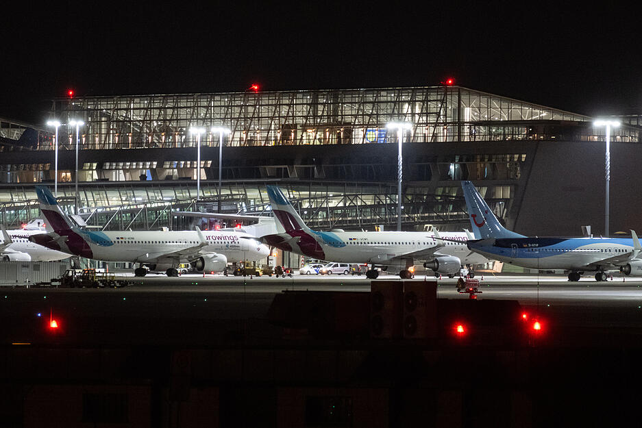Flugzeuge stehen auf dem Vorfeld des Stuttgarter Flughafens. Dort sind am Donnerstag alle Flüge gestrichen. Flugzeuge stehen auf dem Vorfeld des Stuttgarter Flughafens. Dort sind am Donnerstag alle Flüge gestrichen.