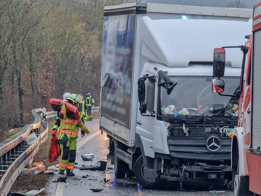Auf der B293 bei Schwaigern ist ein 27-jähriger BMW-Fahrer mit einem Lkw kollidiert. Auf der B293 bei Schwaigern ist ein 27-jähriger BMW-Fahrer mit einem Lkw kollidiert.