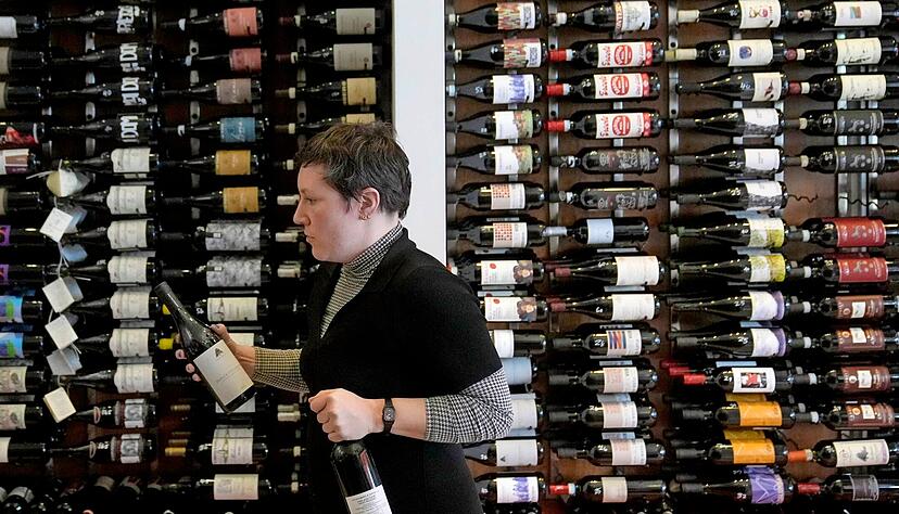 Emma Drew, Teilhaberin und Gesch&auml;ftsf&uuml;hrerin des Weinladens Biondivino, geht in San Francisco vor Weinflaschen aus Italien spazieren, die in dem Laden ausgestellt sind.