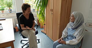 Im Einzelgespräch versucht Barbara Ott von der Diakonischen Jugendhilfe, gemeinsam mit den Schülern herauszufinden, welcher Berufszweig zu ihnen passen könnte.