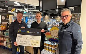 Stiftungsvorstand Christoph Troßbach von Große Hilfe für kleine Helden bei der Scheckübergabe mit Edeka Ueltzhöfer. Stiftungsvorstand Christoph Troßbach von Große Hilfe für kleine Helden bei der Scheckübergabe mit Edeka Ueltzhöfer.