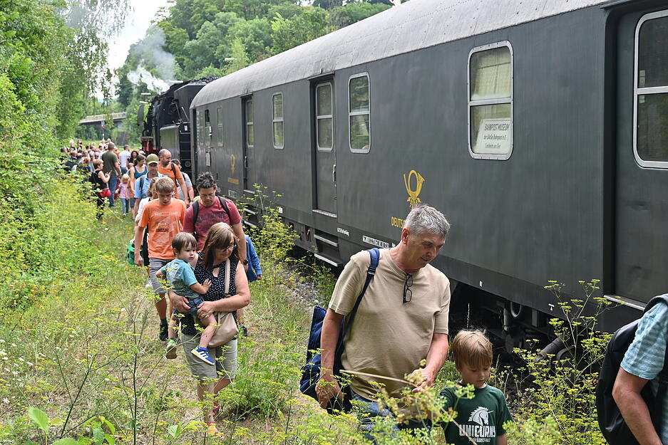 Auf der Strecke hielten die Züge in Neuenstein, Waldenburg und Wackershofen. Auf der Strecke hielten die Züge in Neuenstein, Waldenburg und Wackershofen.