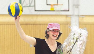 Ulrike Weeber geht bald in ihre zw&ouml;lfte Saison als Trainerin der Volleyball-M&auml;nner des TV Hausen. Diese hatten ihr vor der Relegation eine M&uuml;tze f&uuml;rs Cabriofahren geschenkt.Fotos: Archiv/Veigel