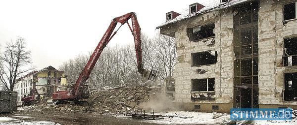 M&auml;rz 2004: Nun ist der Abriss im vollen Gang. Sieben von 15 ehemaligen US-Army-Blocks werden f&uuml;r knapp eine Million Euro r&uuml;ckgebaut. Hier entstehen der Neubau des katholischen Schulzentrums und 180 modernisierte Wohnungen.