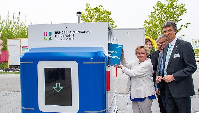 Wissenschaftsministerin Theresia Bauer nimmt aus der selbstfahrenden Paketbox eine Lieferung entgegen. Mit dabei sind der Rektor der Hochschule Oliver Lenzen (v.r.) und Buga-Geschäftsführer Hanspeter Faas. Foto: Mario Berger Wissenschaftsministerin Theresia Bauer nimmt aus der selbstfahrenden Paketbox eine Lieferung entgegen. Mit dabei sind der Rektor der Hochschule Oliver Lenzen (v.r.) und Buga-Geschäftsführer Hanspeter Faas. Foto: Mario Berger